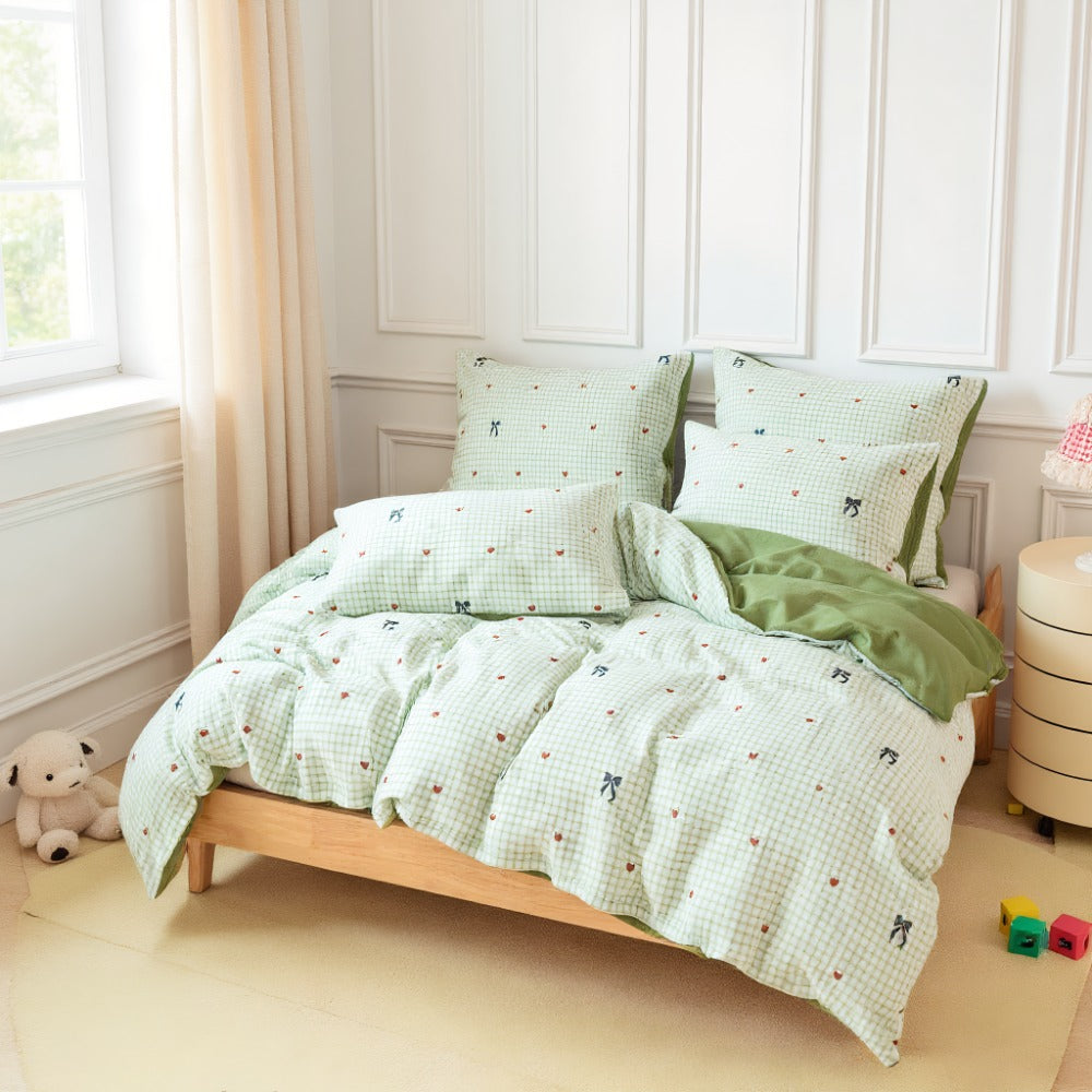 ARTPAGE Queen\u002FKing Duvet Cover Set (1 Duvet + 2 Pillowcases) | Cute Fish Print, Polyester and Acrylic Blend, Embossing, Machine Washable, All-Season Use